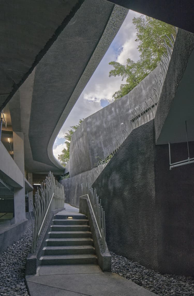 礁溪小学校地下駐車場・運動場