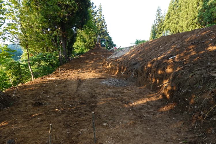 大地に抱かれる椅子