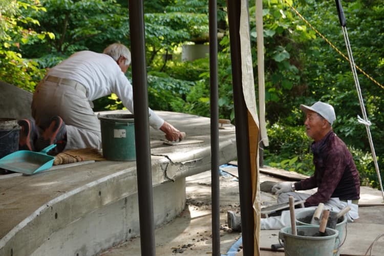 大地に抱かれる椅子