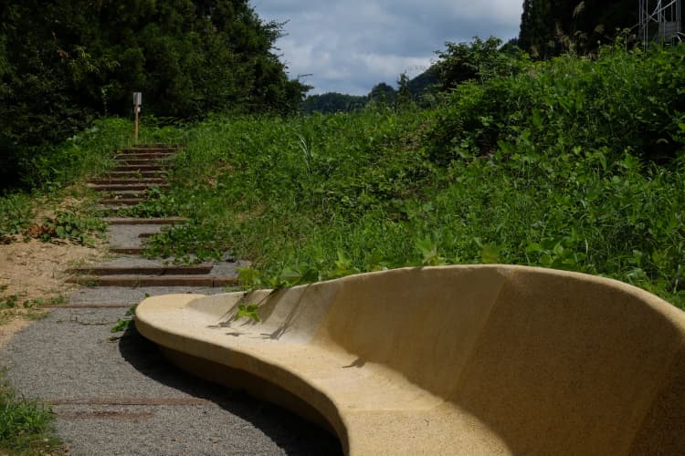 大地に抱かれる椅子