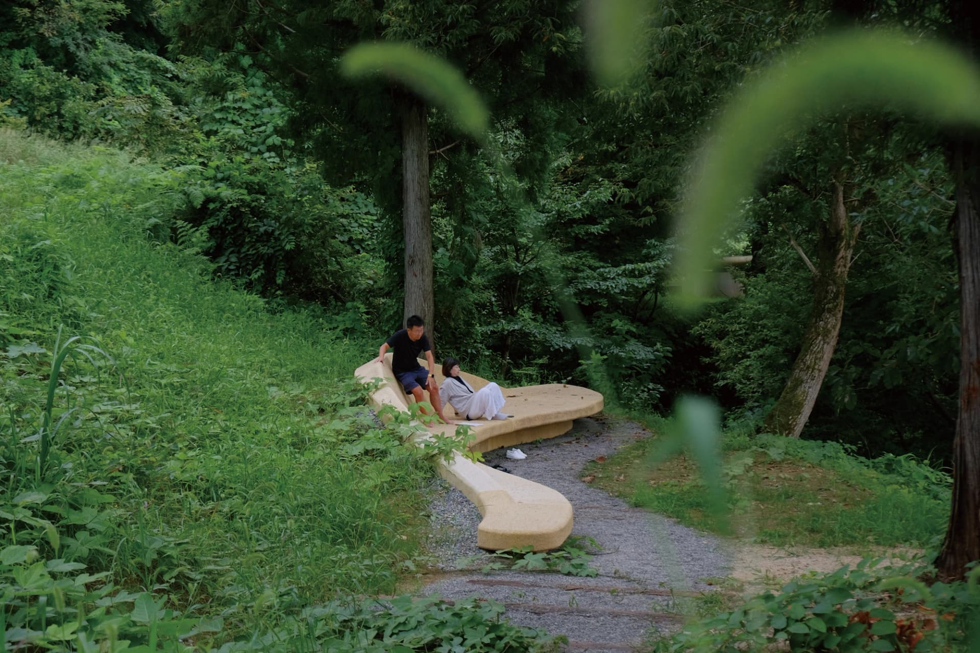 大地に抱かれる椅子