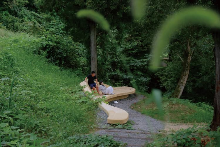 大地に抱かれる椅子