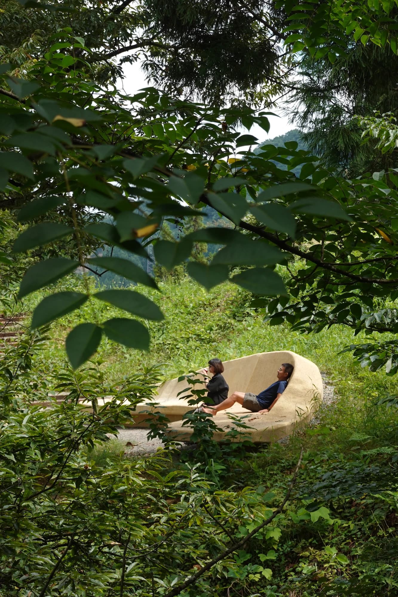 大地に抱かれる椅子