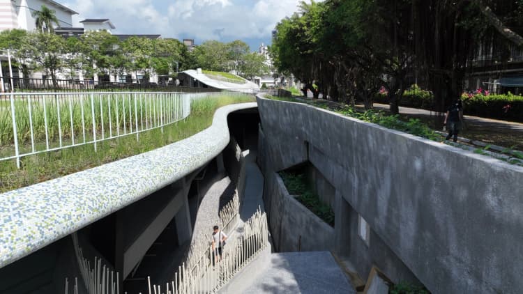 礁溪小学校地下駐車場・運動場