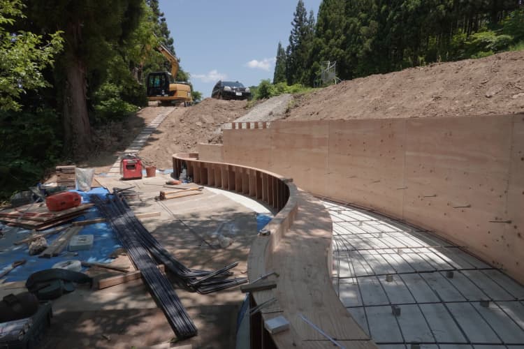 大地に抱かれる椅子