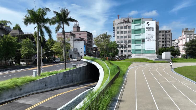 礁溪小学校地下駐車場・運動場