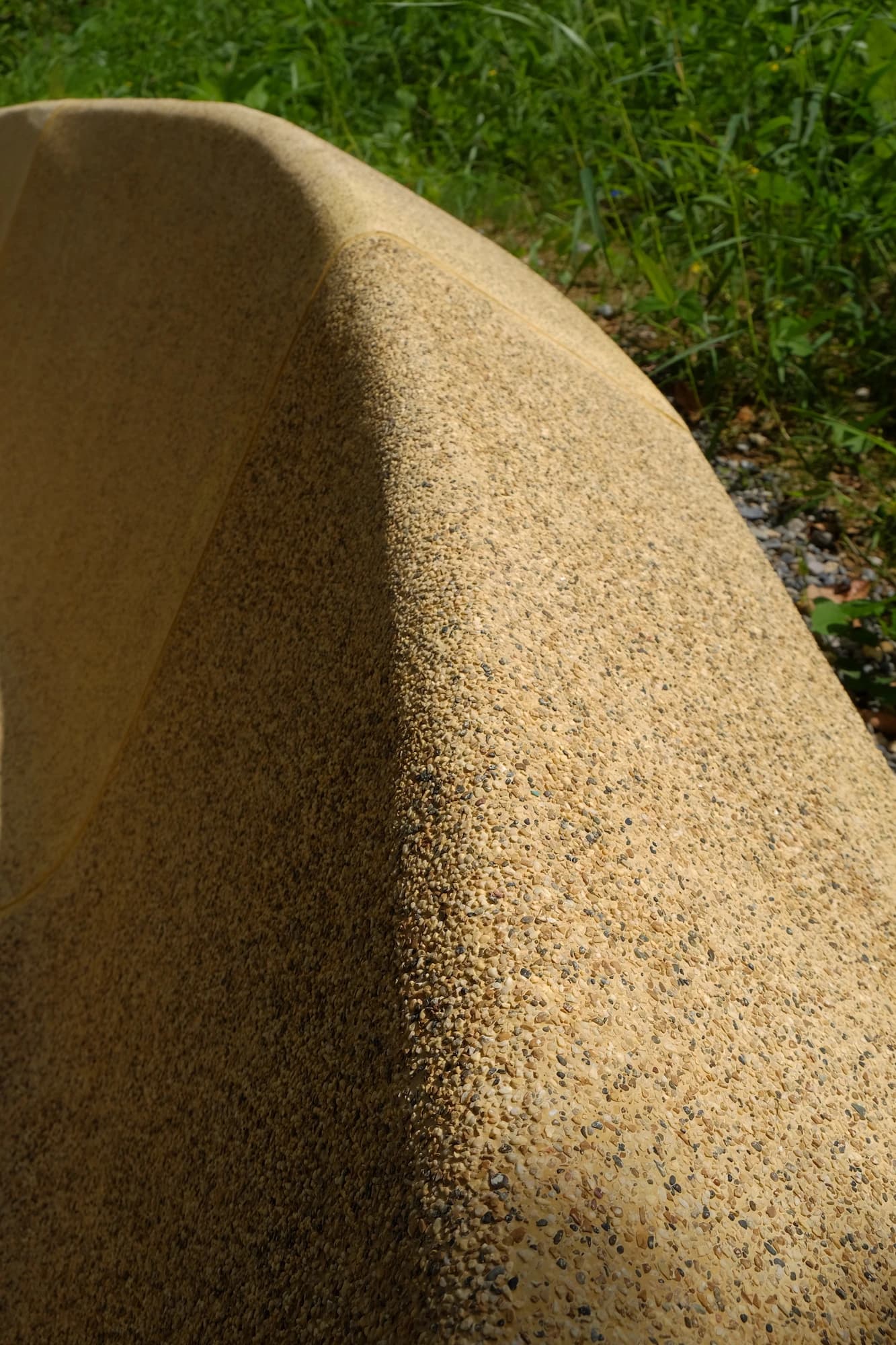 大地に抱かれる椅子