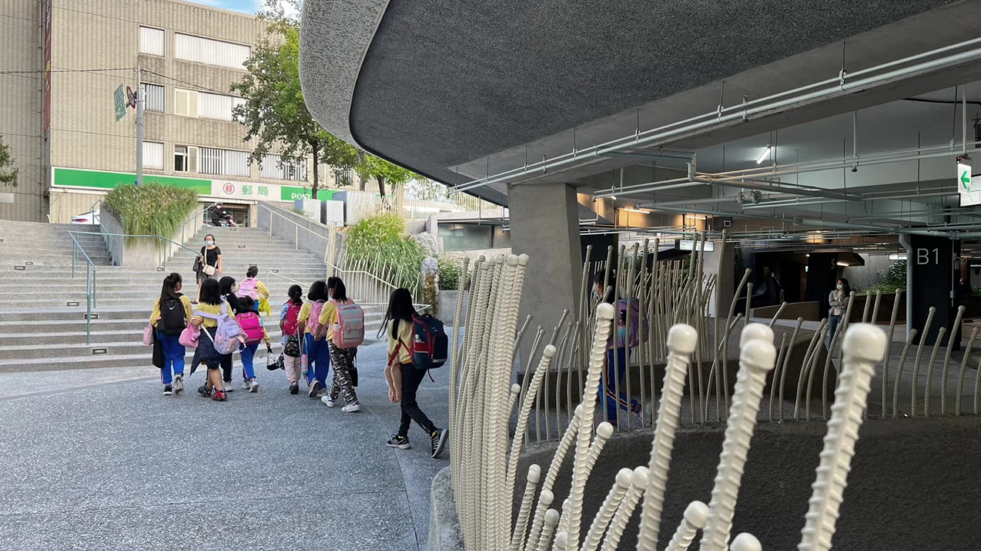 礁溪小学校地下駐車場・運動場