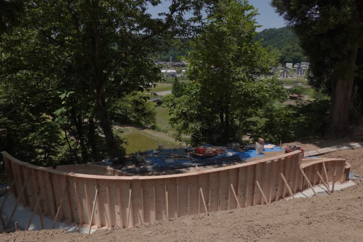 大地に抱かれる椅子