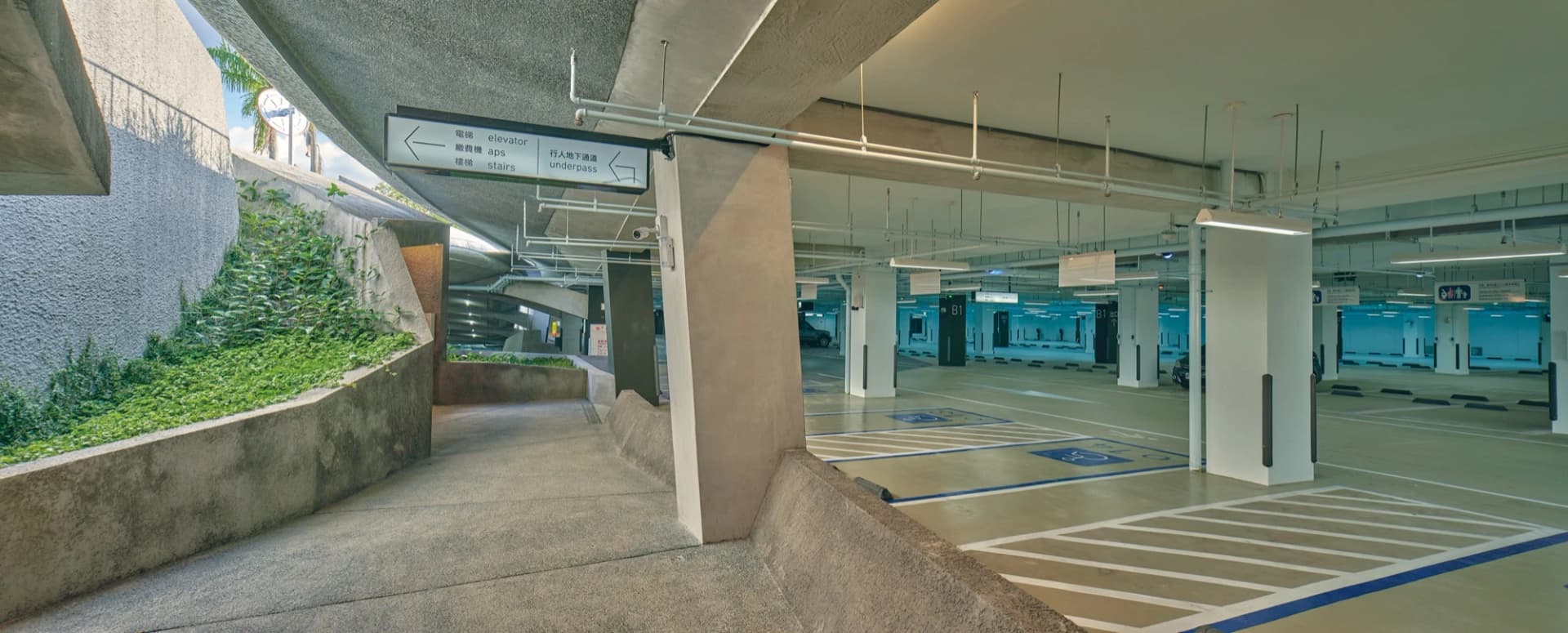 礁溪小学校地下駐車場・運動場