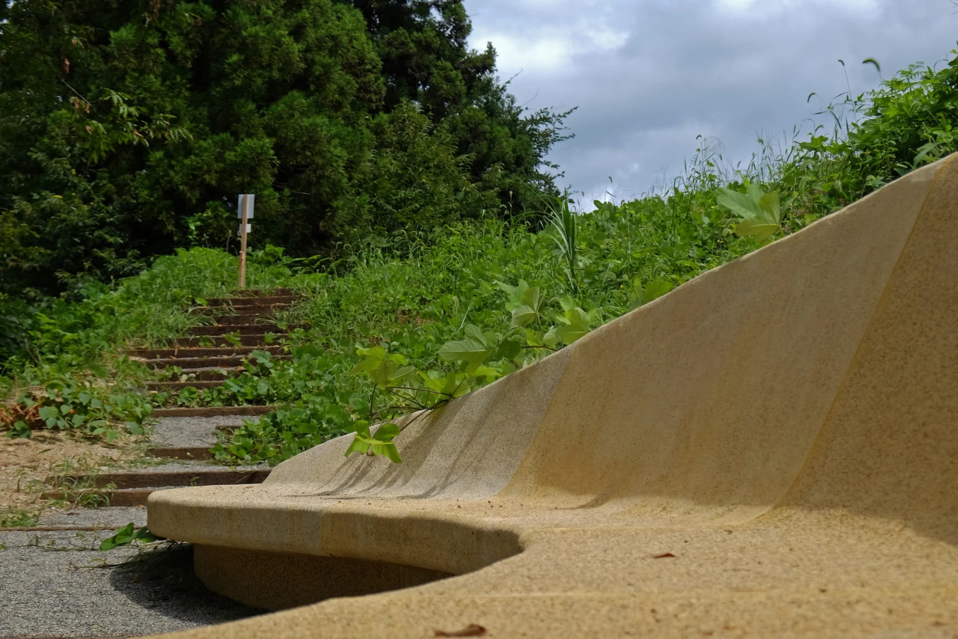 大地に抱かれる椅子