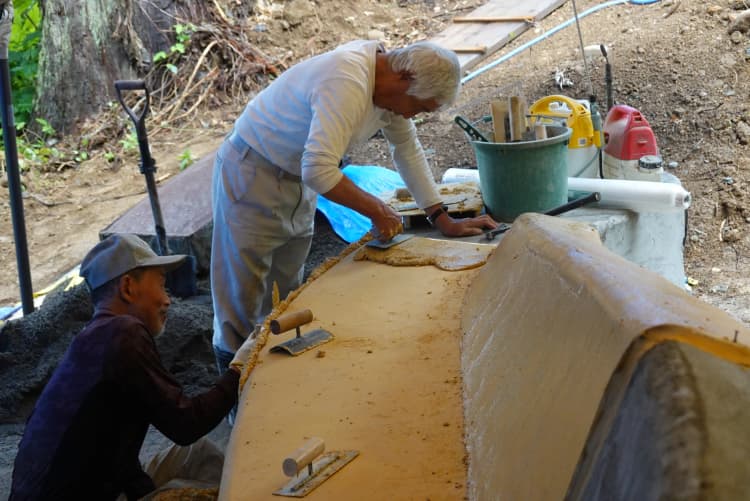 大地に抱かれる椅子