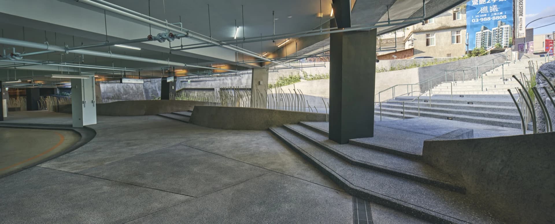 礁溪小学校地下駐車場・運動場