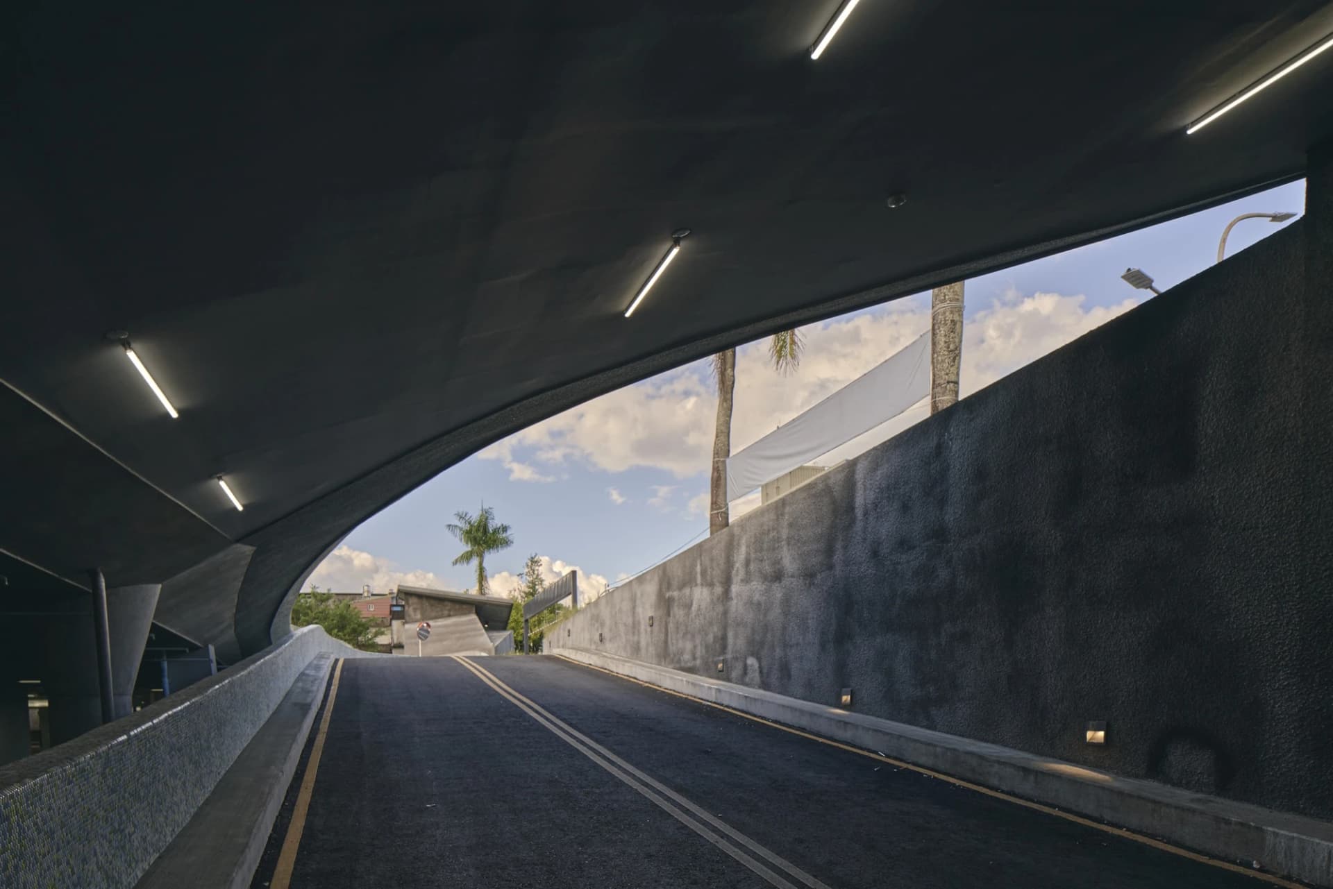 礁溪小学校地下駐車場・運動場