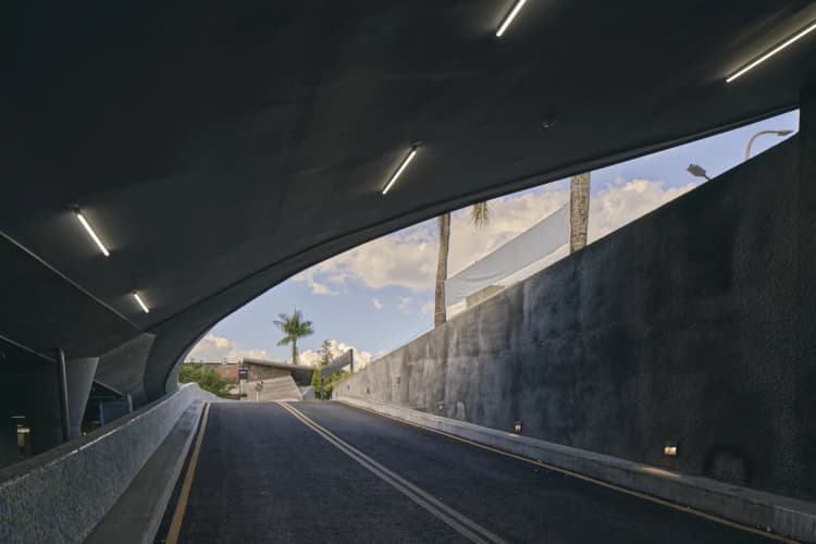 礁溪小学校地下駐車場・運動場