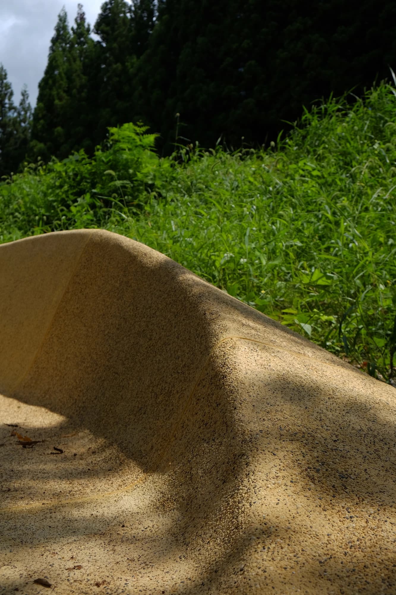 大地に抱かれる椅子