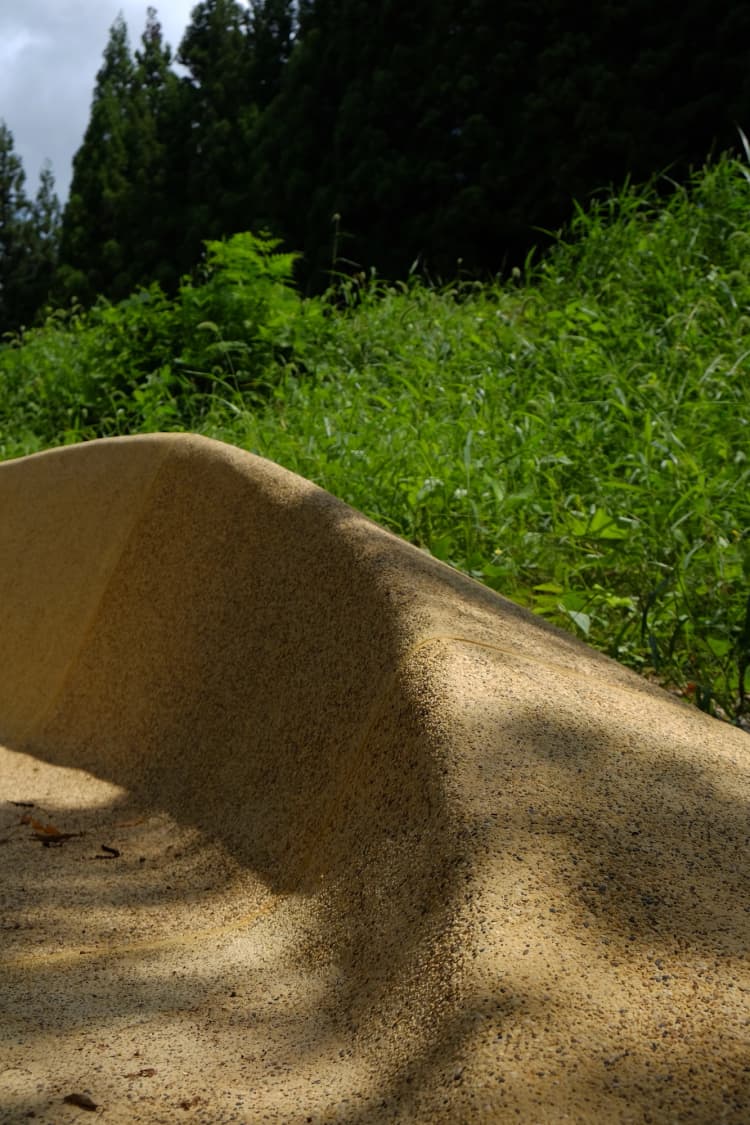 大地に抱かれる椅子